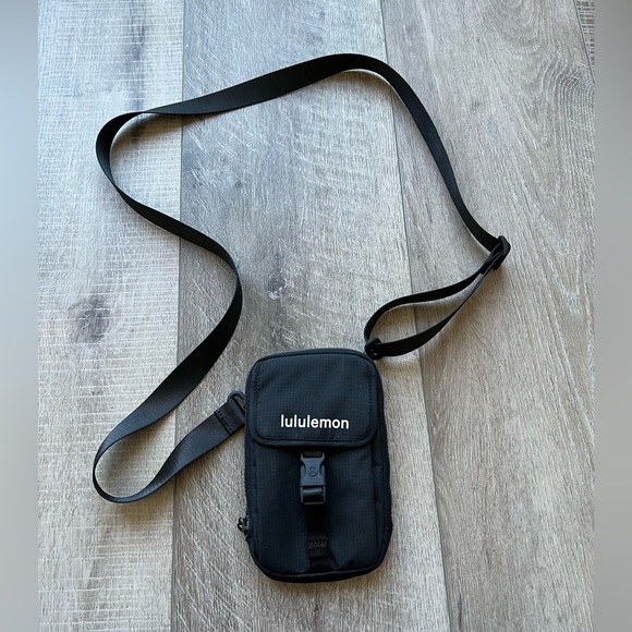 lululemon athletica Handbags - Lululemon Zip-Top Crossbody in Black